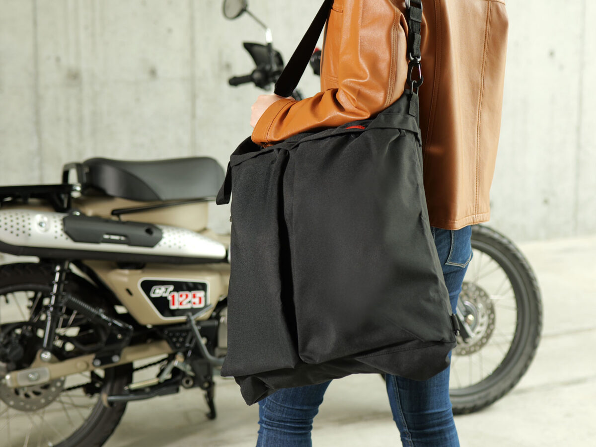 折りたためて大容量！「ヘルメットトートバッグ」がDOPPELGANGERから