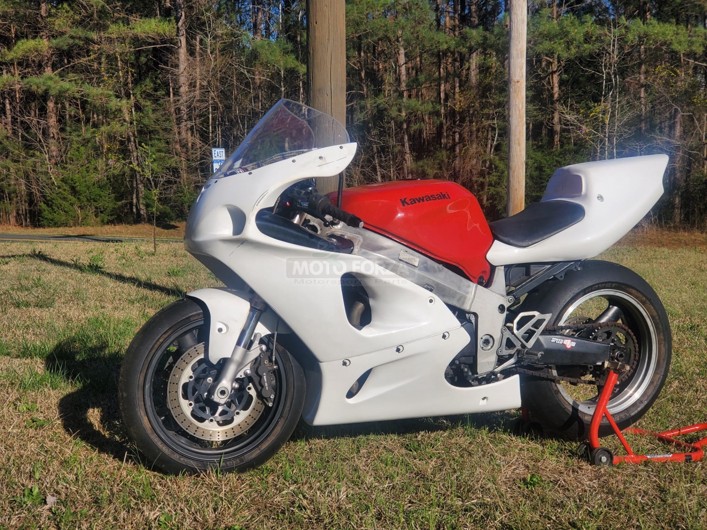 Seat open - Stock seat | Motoforza