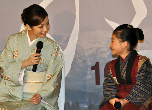 映画『おしん』で上戸彩がおしんの母に。おしん役はリンゴほっぺの新星