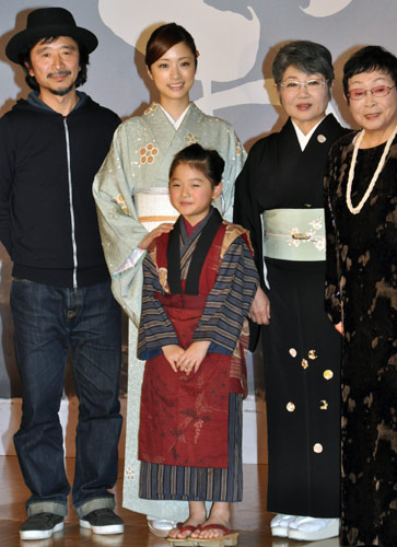 映画『おしん』で上戸彩がおしんの母に。おしん役はリンゴほっぺの新星