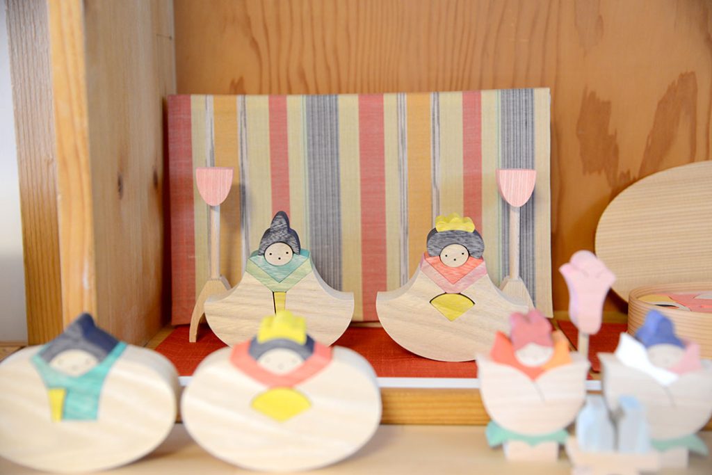 小黒三郎】組み木のひな人形が並びました！販売中です。 – TOYS&GIFTS MOMO