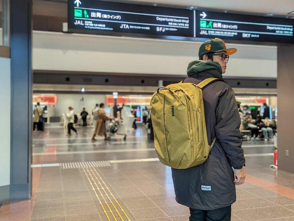 まるでスーツケースのような、旅用バックパックファッションモデル山下