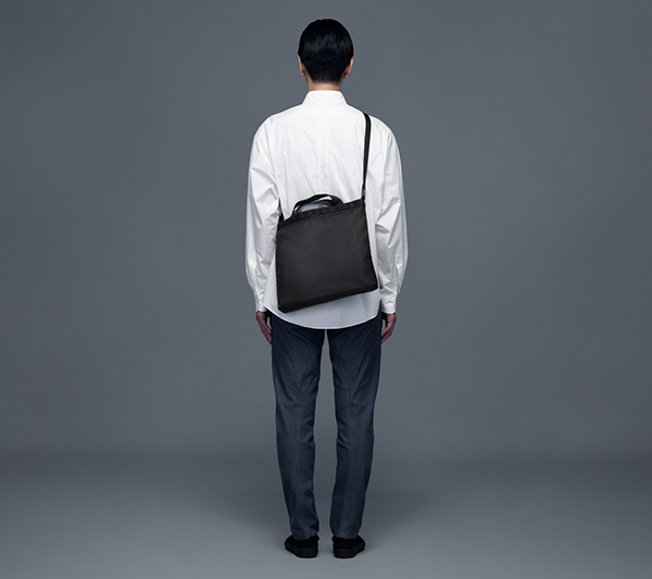 TOTE SHOULDER STANDARD M BLACK | STANDARD | PRODUCTS | MONOLITH