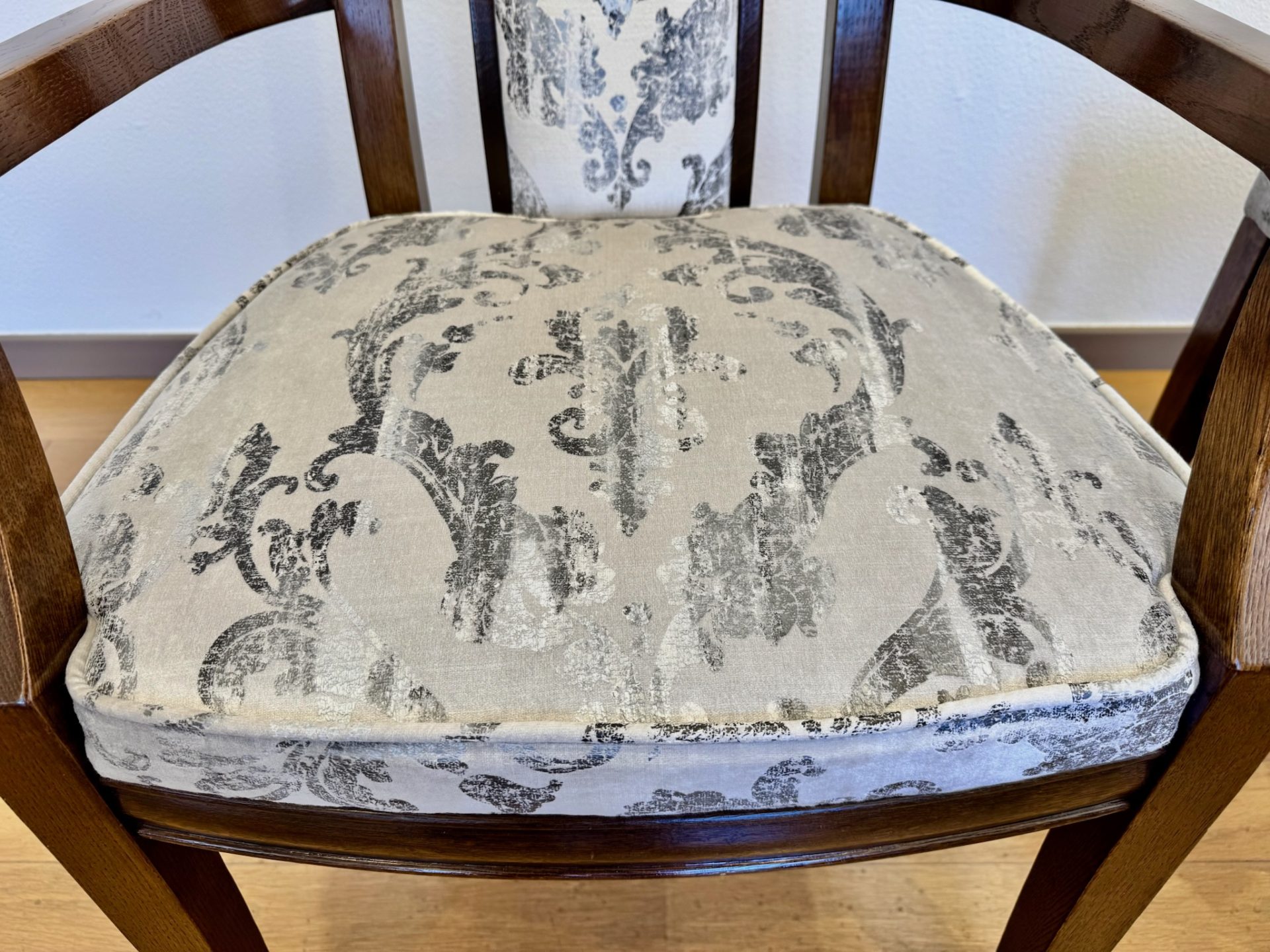 カリモクのブランド「domani/ドマーニ」をクラシックモダンにリメイク