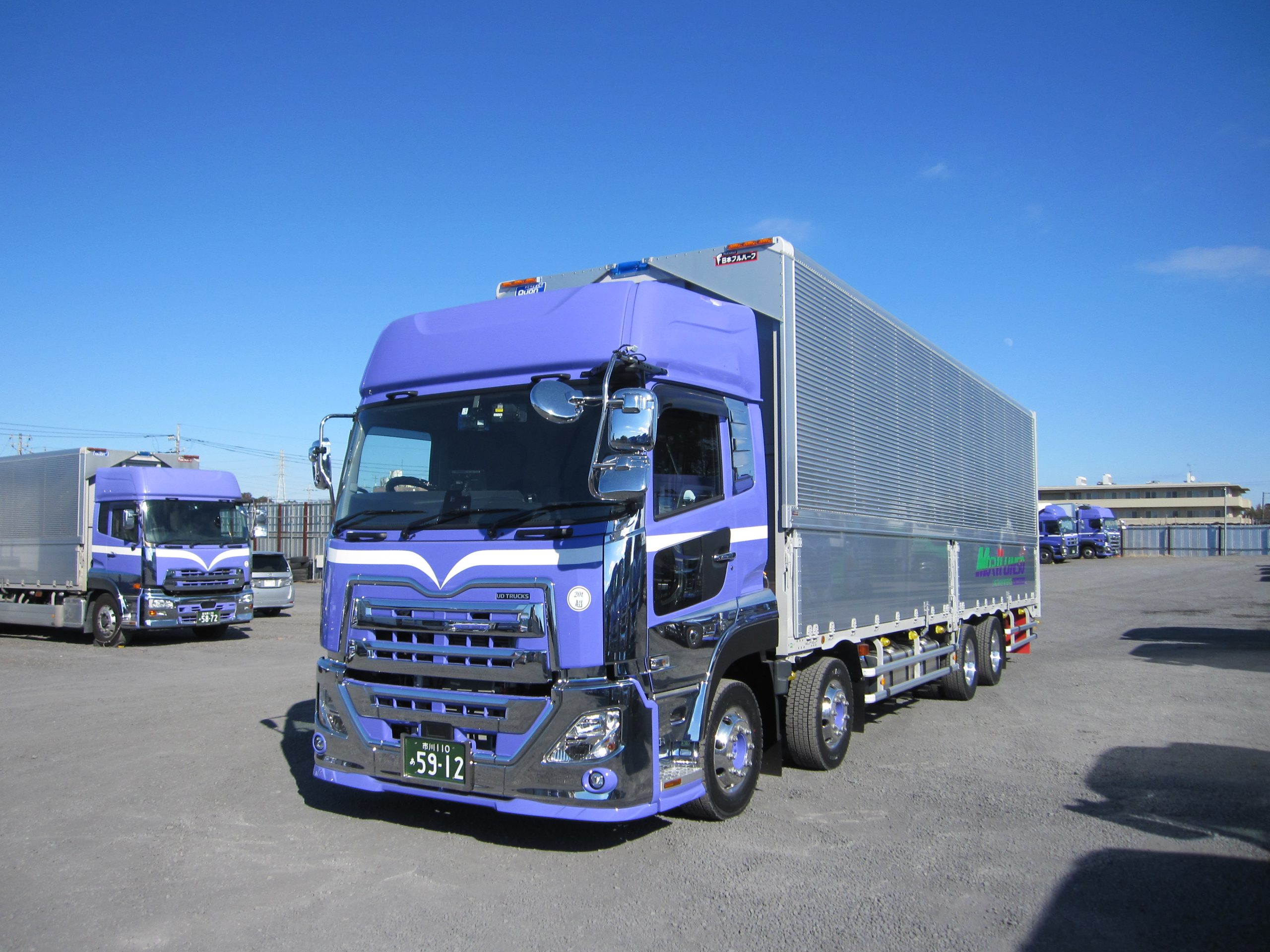 UDさんより大型4軸低床ウイング車新車が納車されました。 | 森井運送