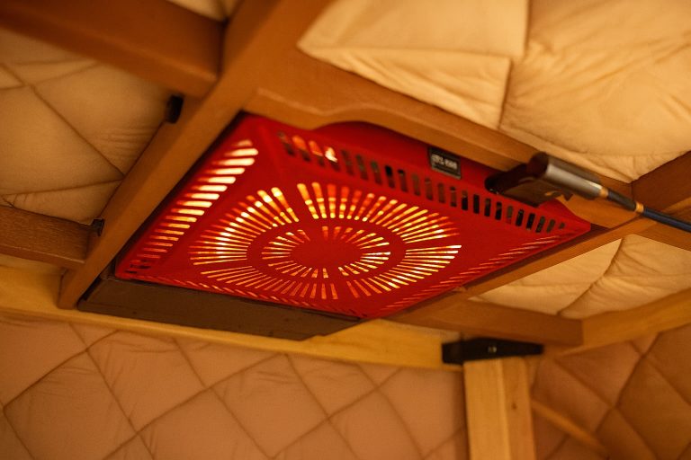 昭和100年記念！懐かしいぬくもりが帰ってきた。赤い光の赤外線コタツ