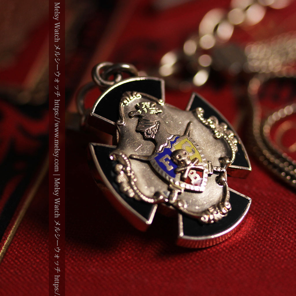 ピティアス騎士団の飾り付き アンティーク懐中時計チェーン
