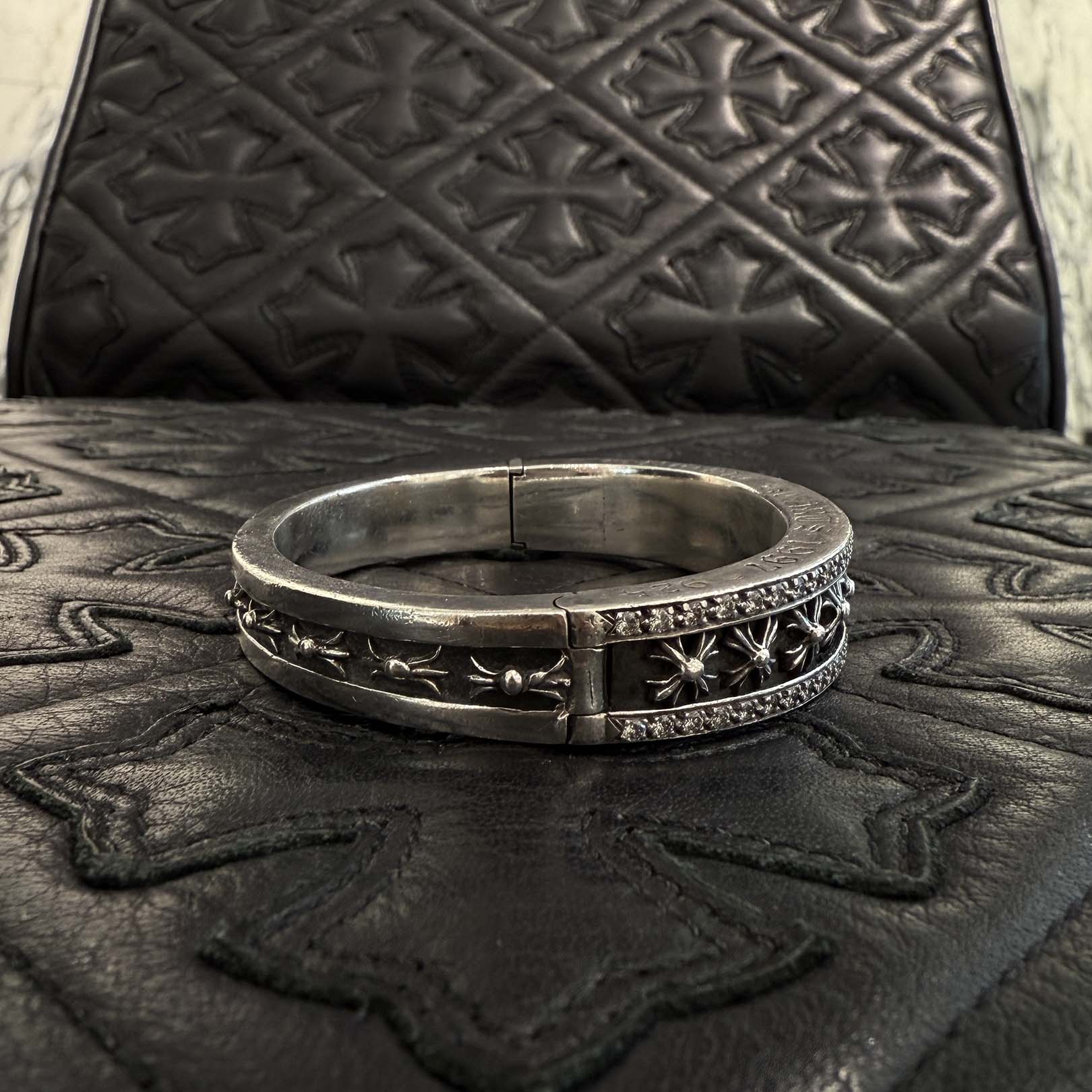 CHROME HEARTS NARROW V BAND CH Plus Bangle Pave Diamond クロム