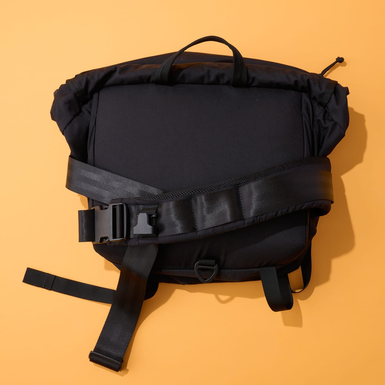 メッセンジャーバッグが再び流行る!? 黒い「ミステリーランチ」を