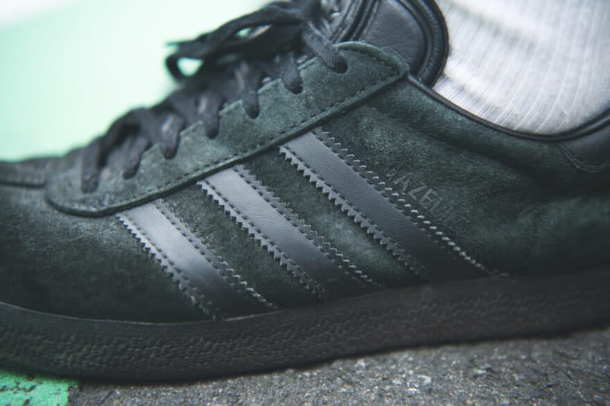 頼れる黒スニは「アディダス」の“ガゼル トリプル ブラック”に限る