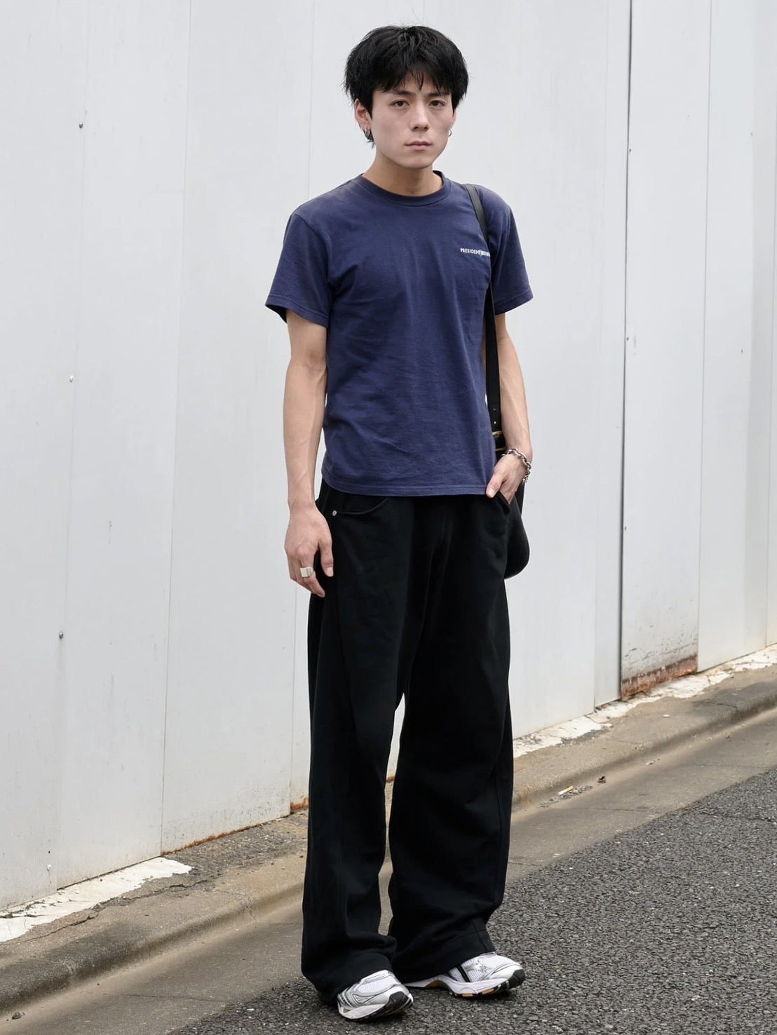 あえて運動靴っぽい白で。「アシックス」の白スニーカーを愛用する服