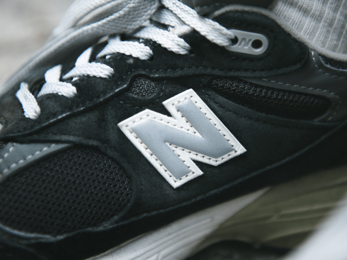 ニューバランス「993」の黒×グレーにユニクロのパンツを合わせて品よく