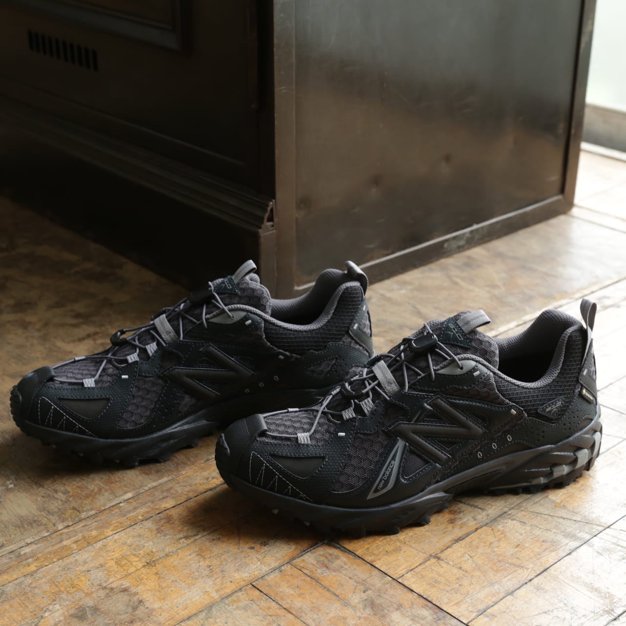 ニューバランス」オールブラックのゴアテックス搭載モデル、完売必至な