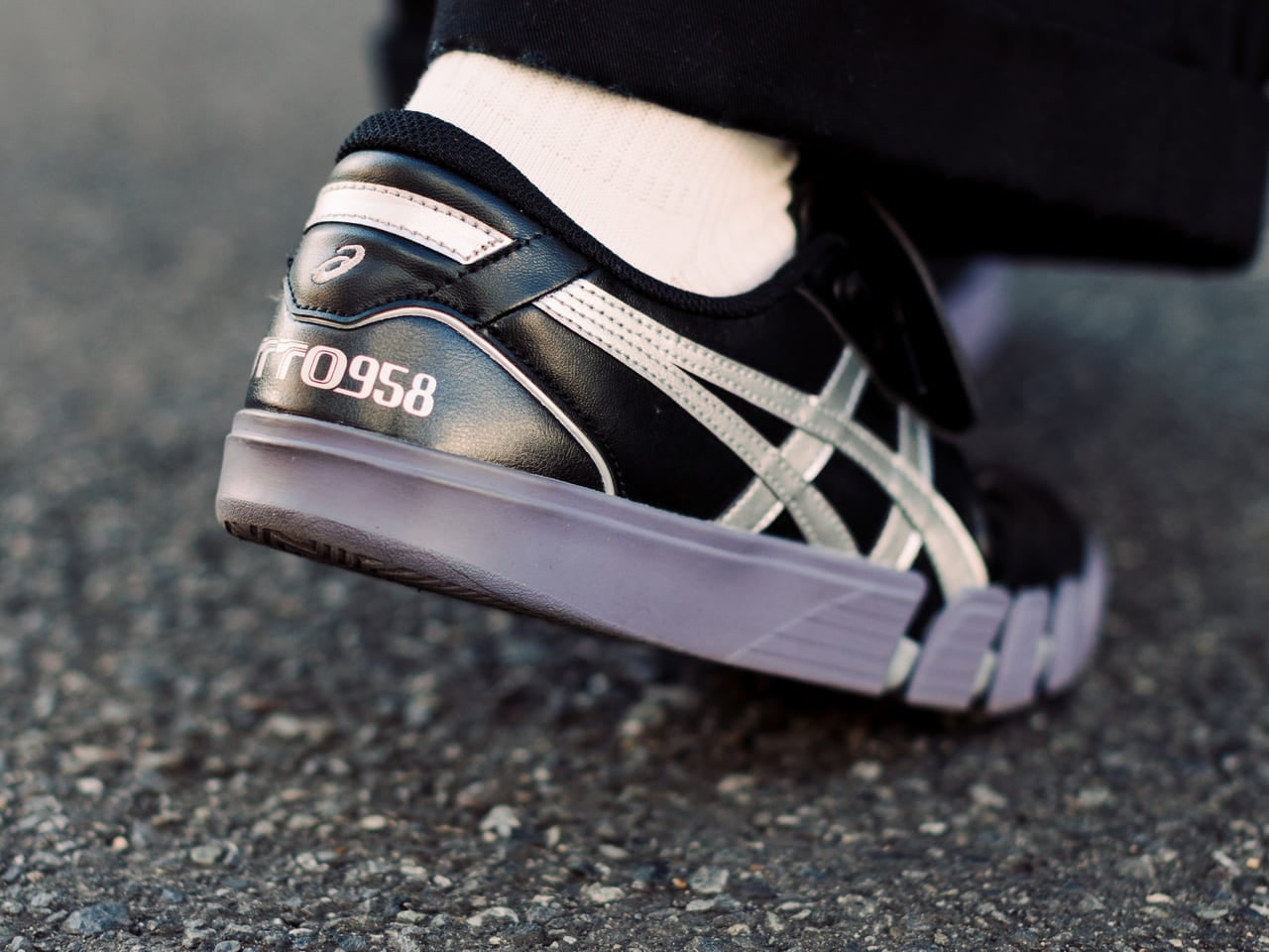 流行中のアシックス。ブラックボディのスケシューをアクセントに入れ