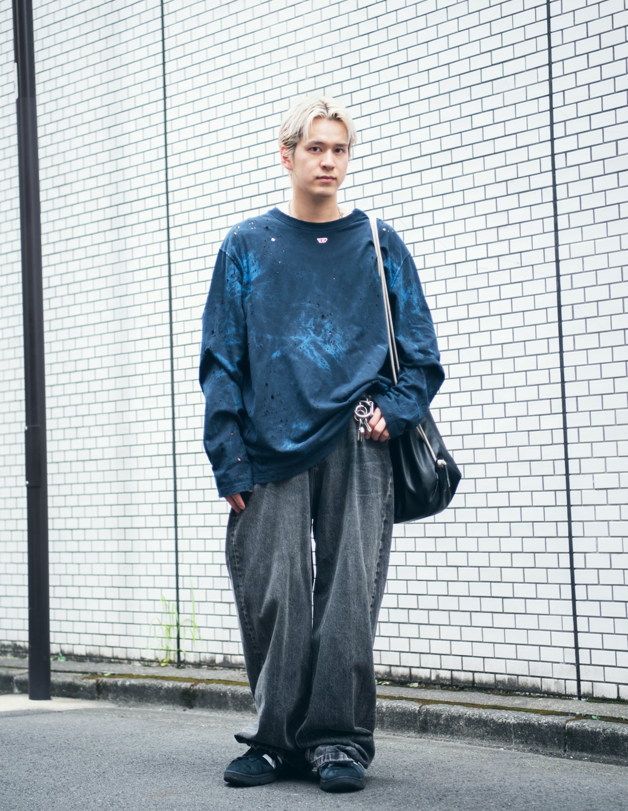 愛用するのは「黒いアディダス」。オシャレな4人のリアルスニーカー