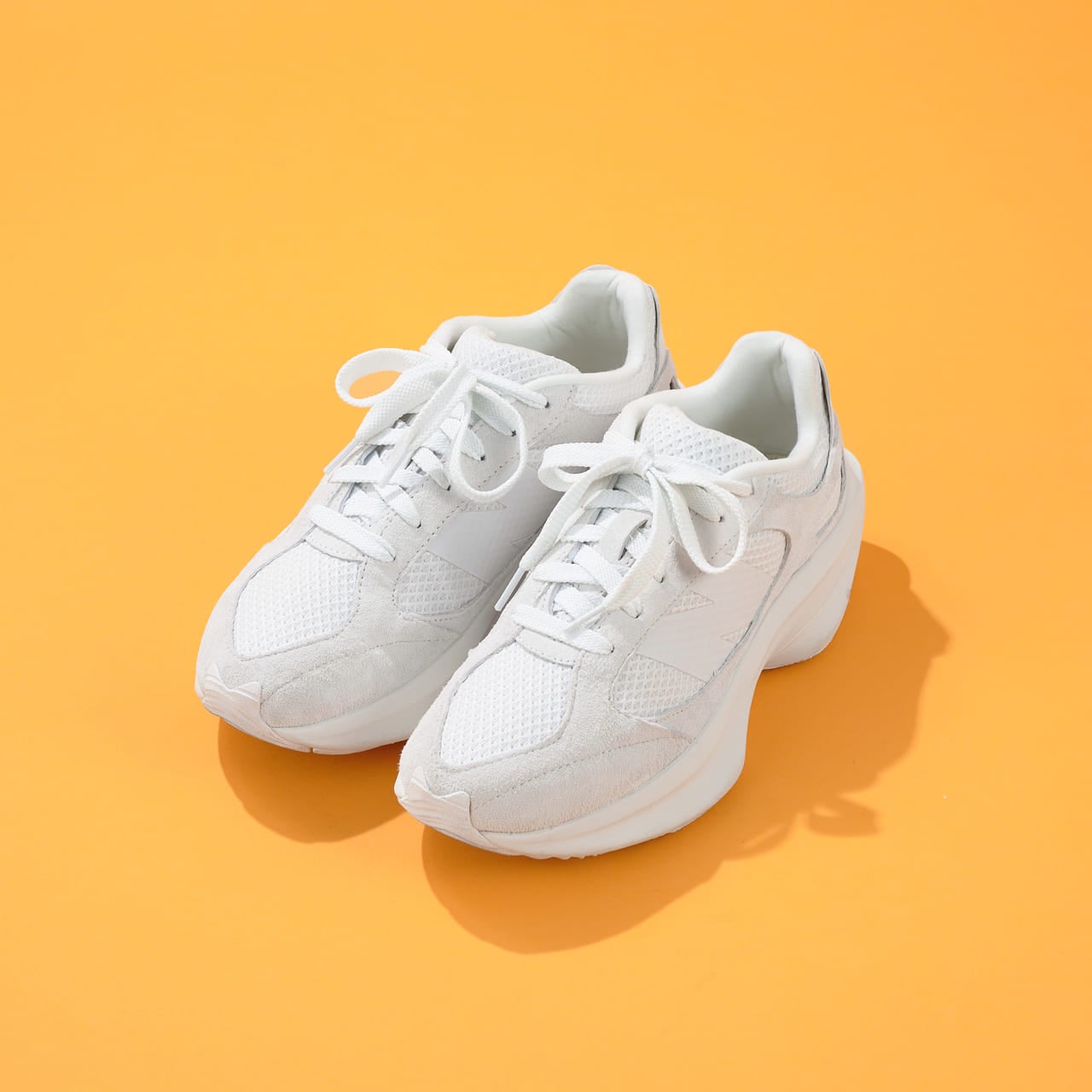 お気に入りの「ニューバランス」の白スニーカー“WRPD Runner”は人気