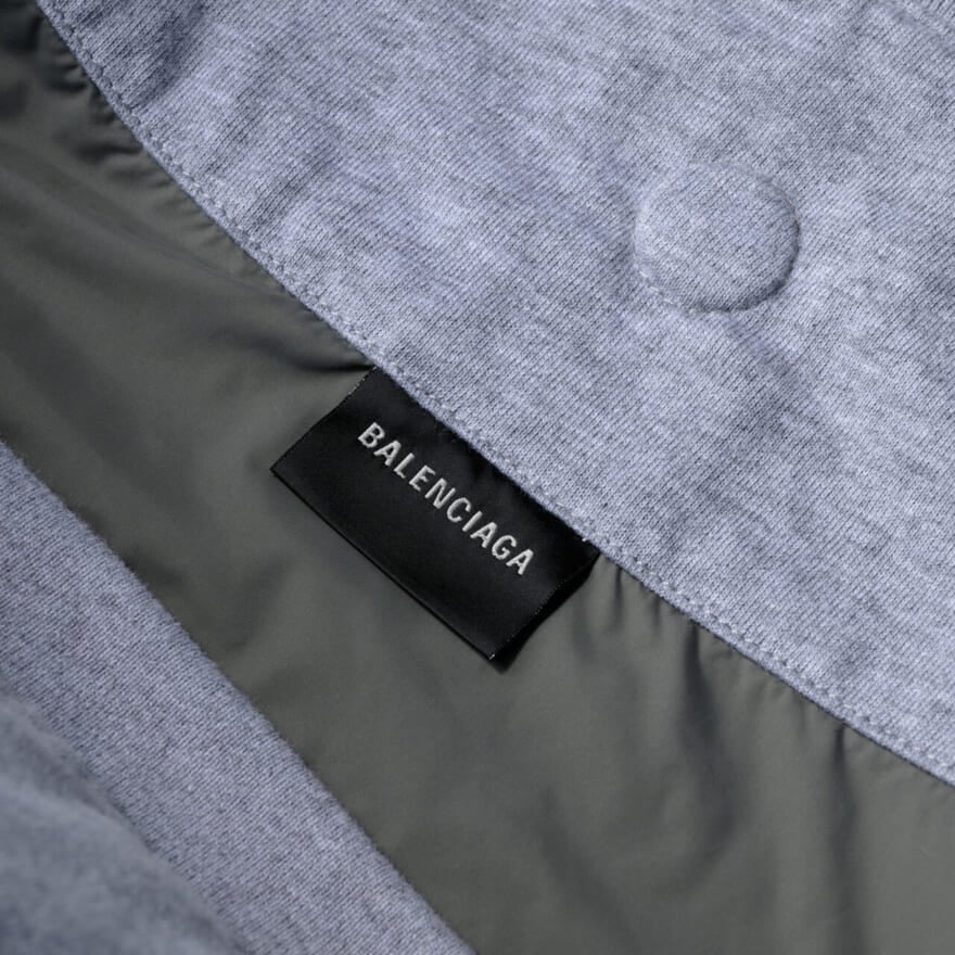 バレンシアガ」の“New Jersey ホーボーバッグ” はラフに結んだような