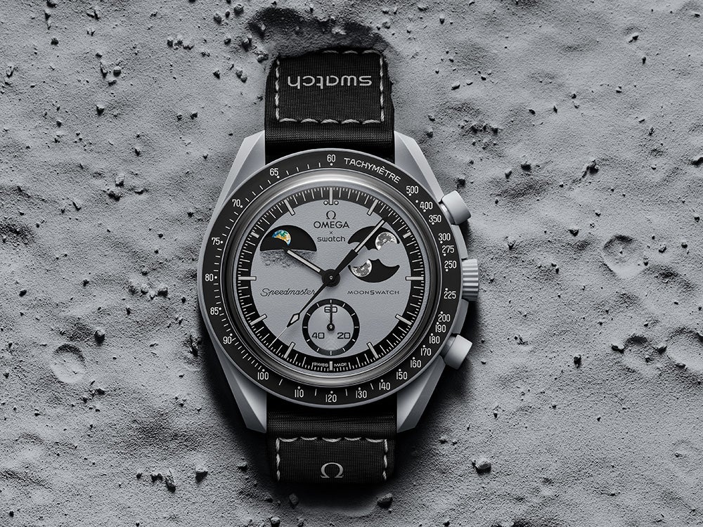 オメガ×スウォッチ新作】月と地球の動きを可視化！ 腕時計史上初、特許