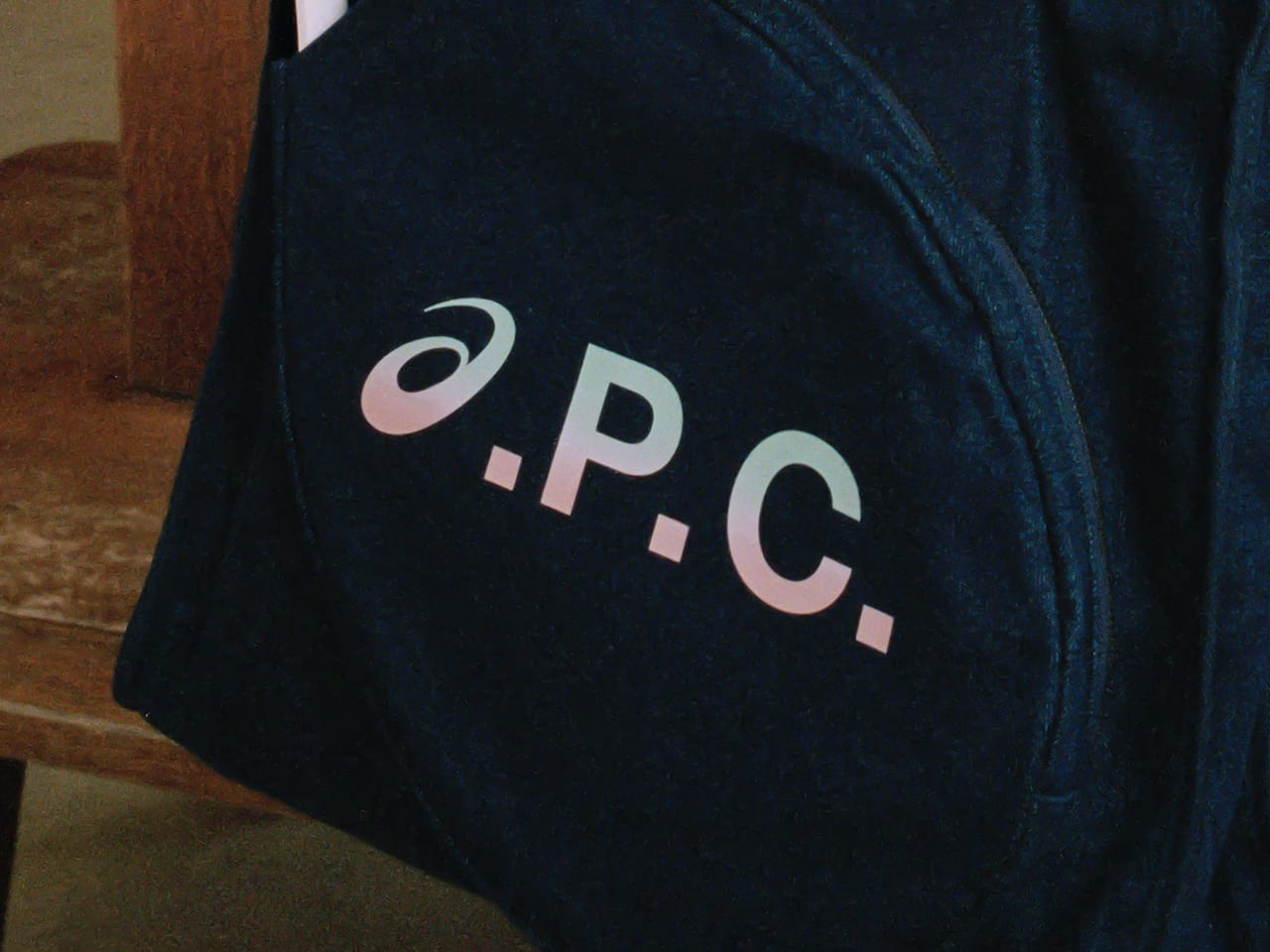 アシックス」と「A.P.C.(アーペーセー)」のコラボが実現！ 初のテニス