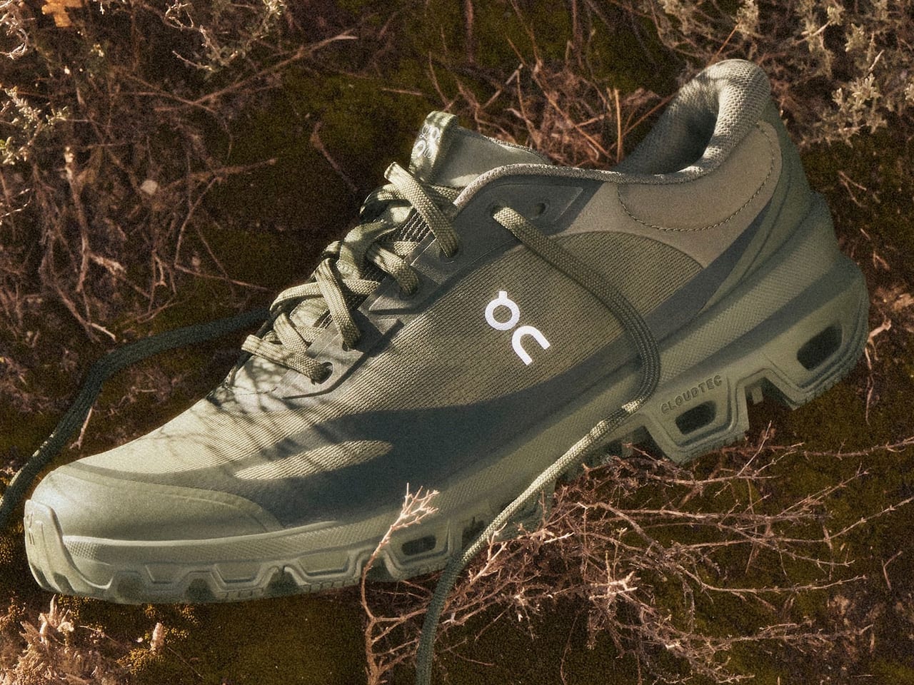 ロエベ」と「オン」の最新コラボスニーカーはスタイリッシュな