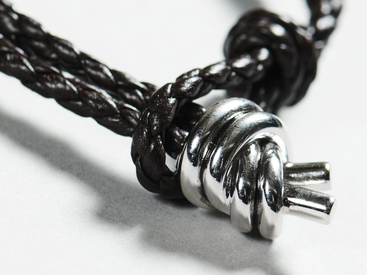 ボッテガ・ヴェネタ」で夏のボーナスで買うべきレザーブレスレットは