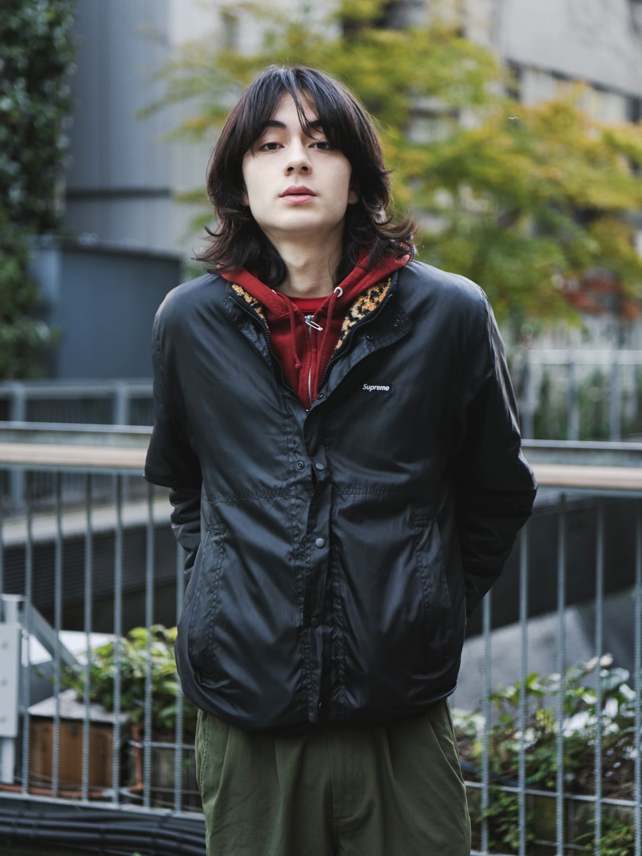 シュプリーム」の愛用リバーシブルジャケットと「オニツカタイガー」の