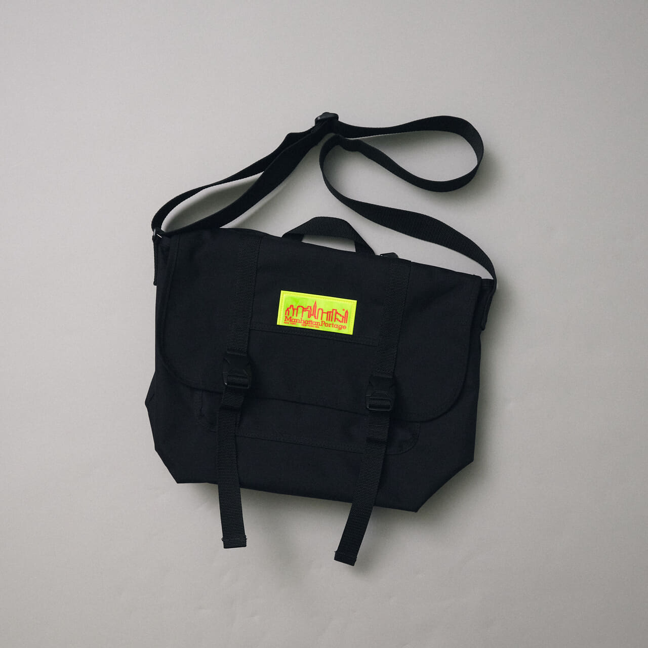 大人な「マンハッタンポーテージ」の黒いメッセンジャーバッグが個人的