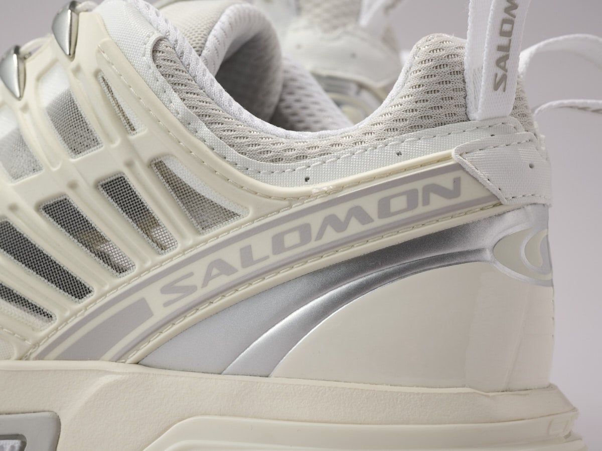 白い「サロモン」はこの選択で間違いない。街でもアウトドアでも映える