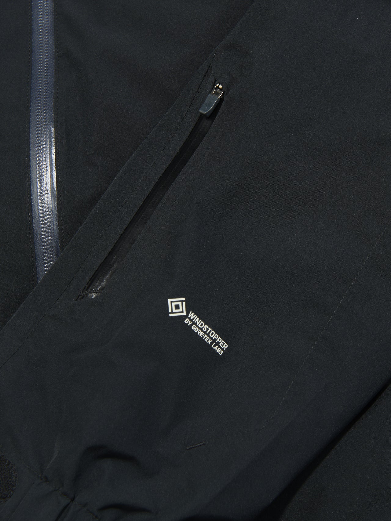 新作レビュー！「モンベル」の黒いシェルジャケット2着を徹底比較