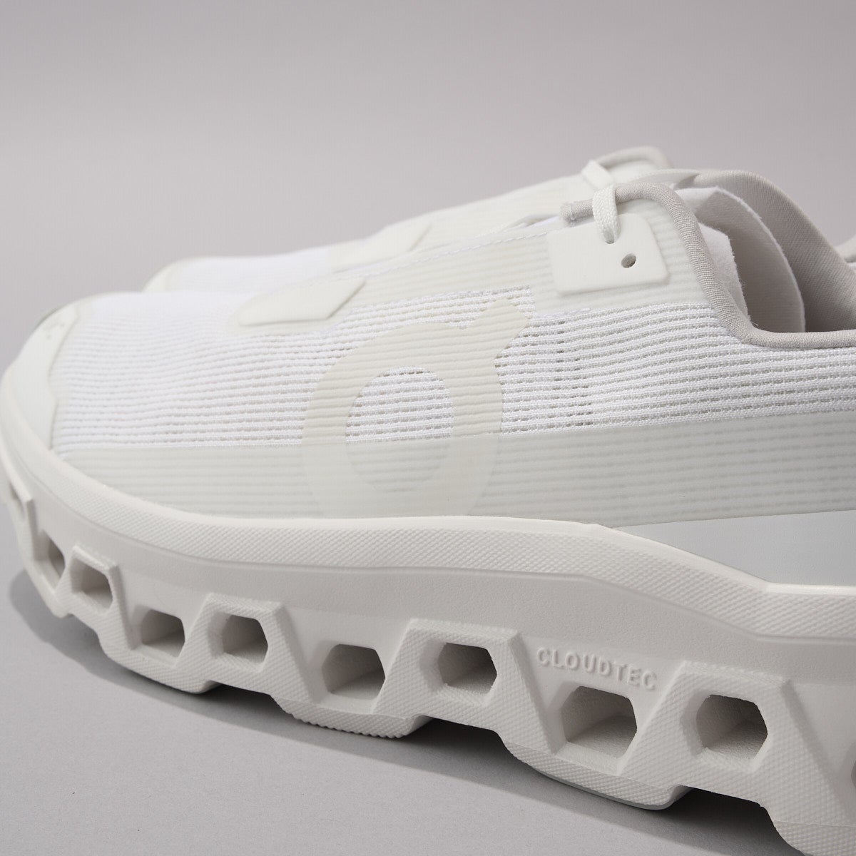 On（オン）」で完売前に買うべき“最強白スニーカー”3選！最高レベルの