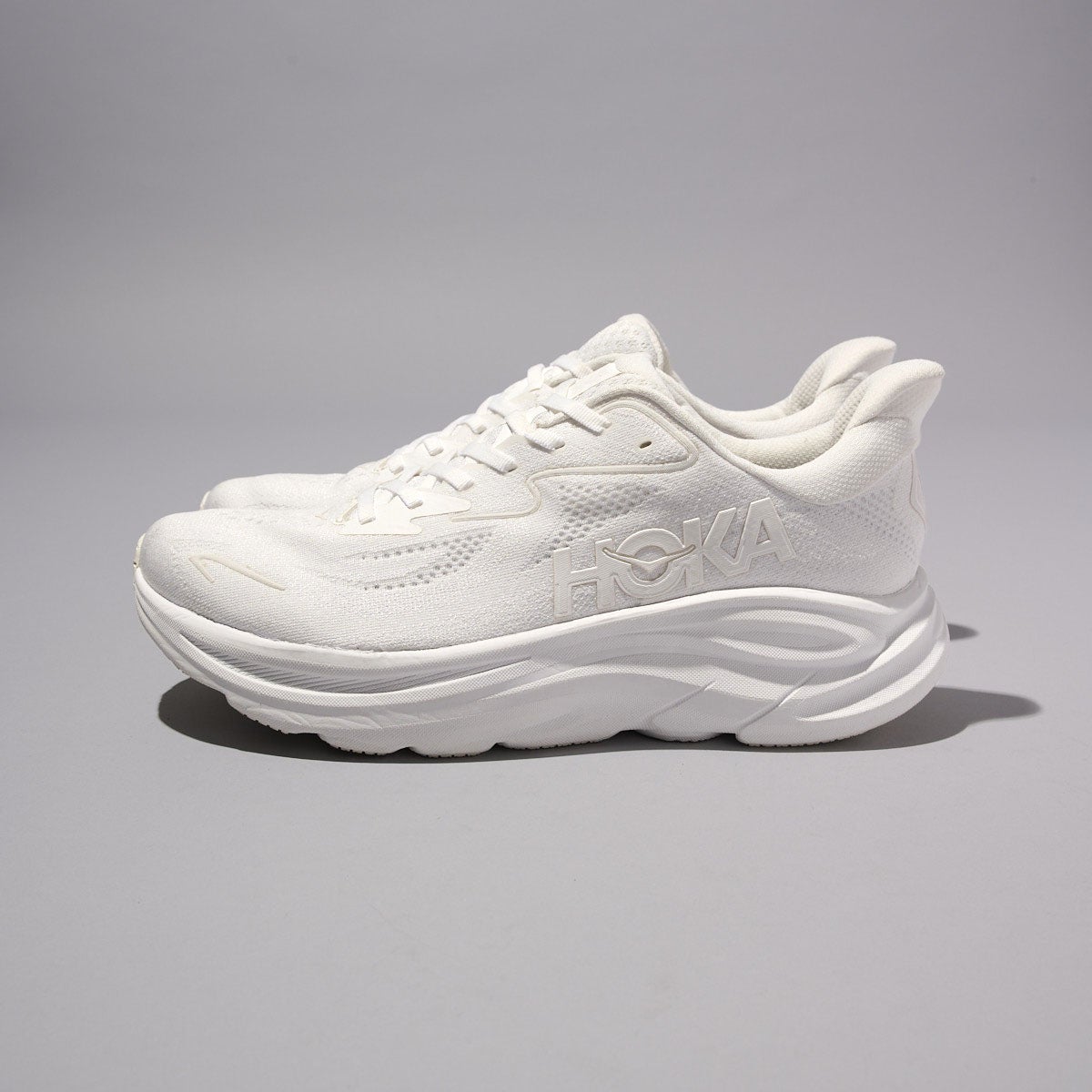 大人のための厚底スニーカーは「白いホカ」で。1万円台で最上級の