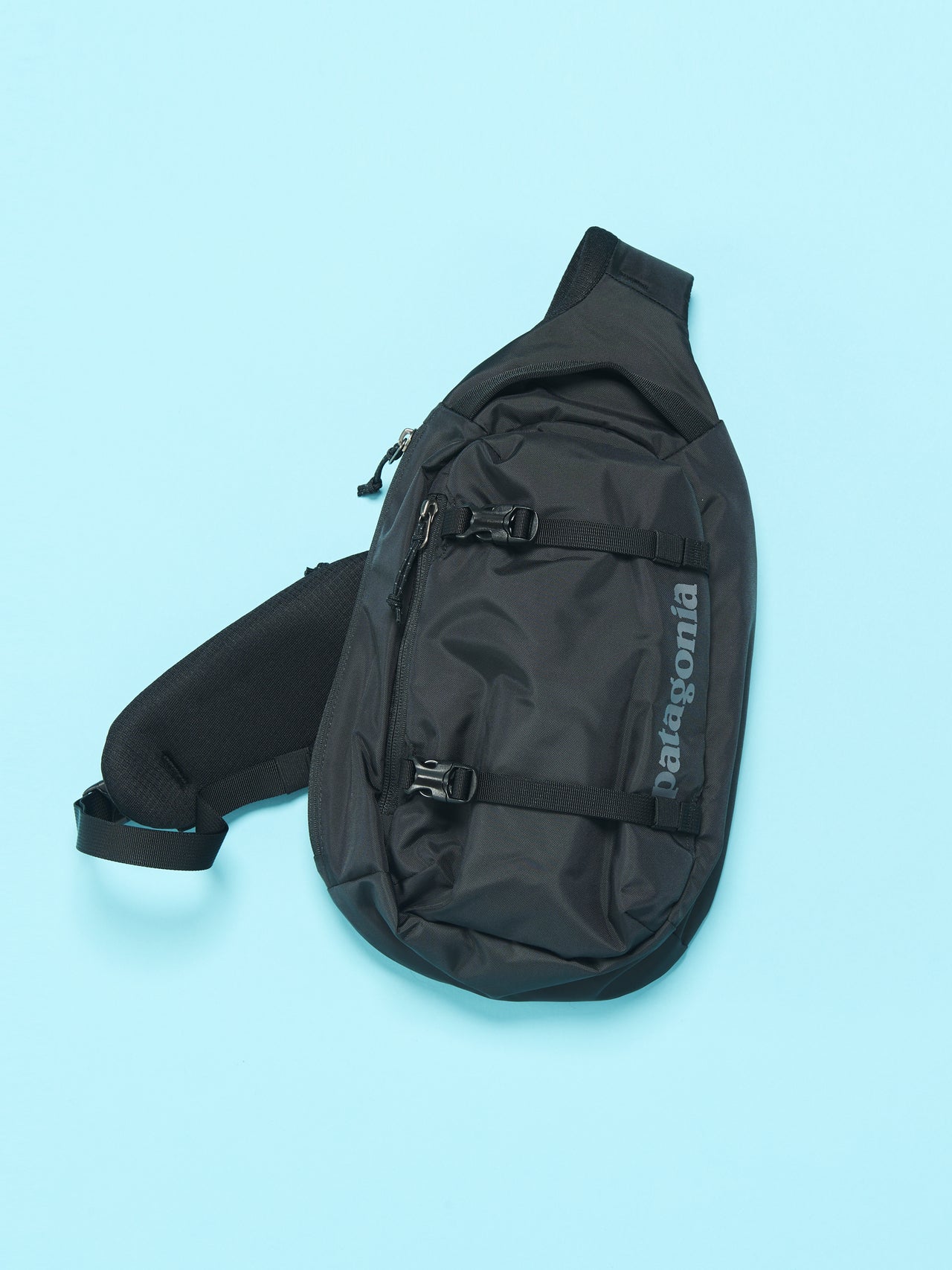 コスパ最強の名品。「パタゴニア」の黒ショルダーバッグは“シンプル