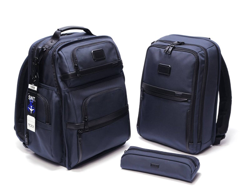 トゥミ×ソフネットのコラボバッグは機能性抜群でネイビーが新鮮！通勤