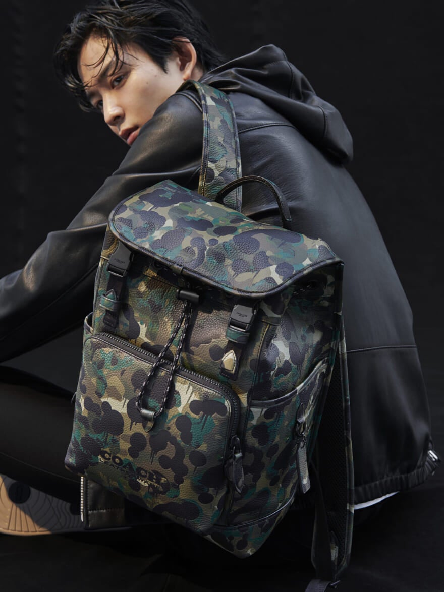 COACHの新作バッグで秋を先取り。2年ぶりに復活の「カモ プリント」に