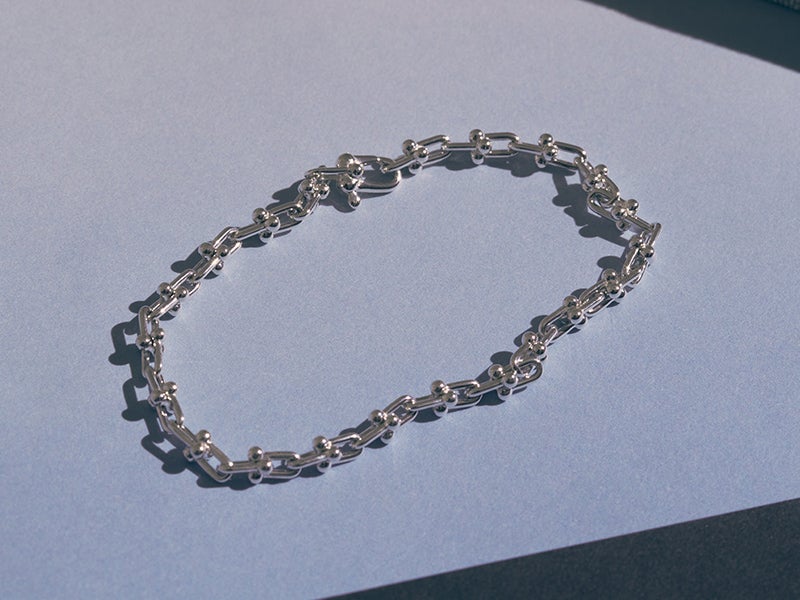 大人気「ティファニー ハードウェア」のブレスレット。さらりとつけ