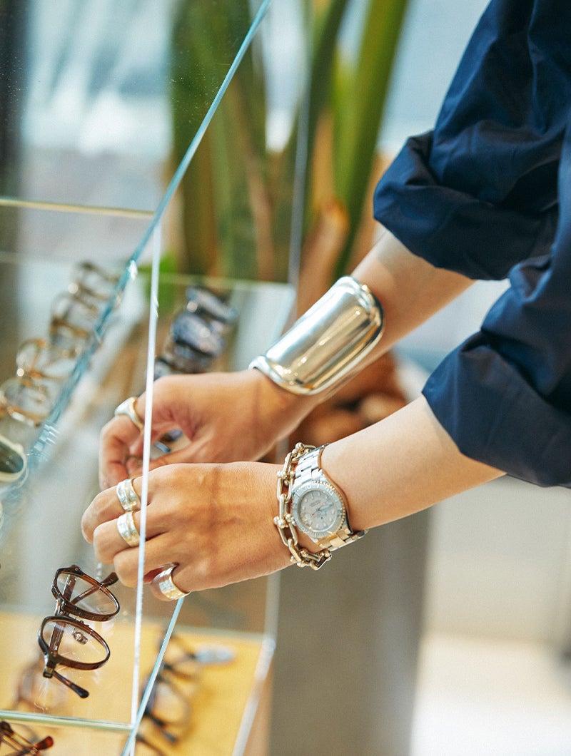 大人気「ティファニー ハードウェア」のブレスレット。さらりとつけ