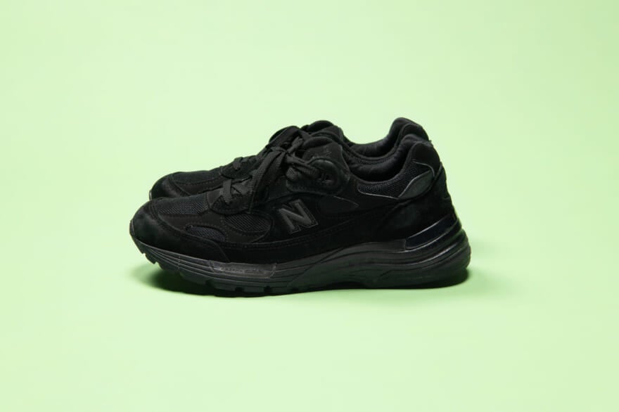 オールブラックのニューバランス「992」はちょうどいいハイテク感と