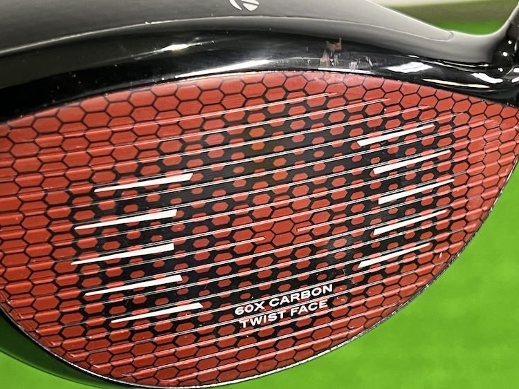 まっすぐ飛ばしやすいドライバーはどっち？」テーラーメイドの最新2