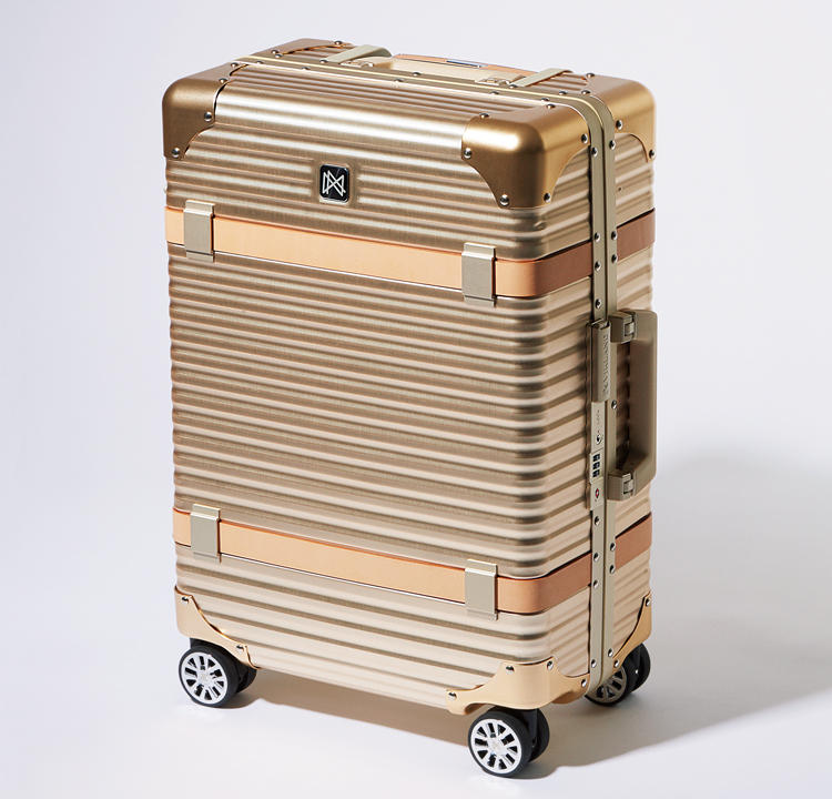 空港で人とかぶらない！クラシカルでメカニカルなイタリア発のスーツ