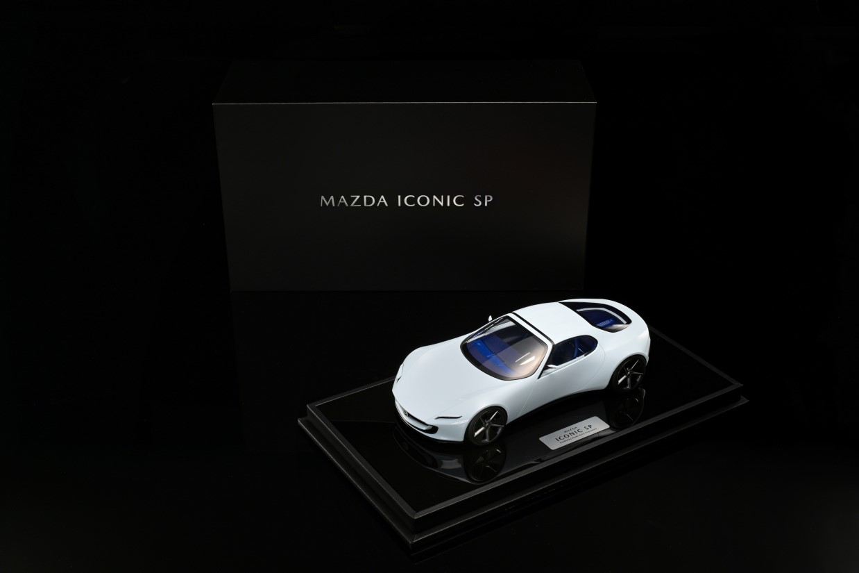 MAZDA ICONIC SP モデルカー 1/18