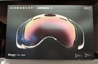 オークリージャパン、ヘッドアップディスプレイやGPSを搭載し、iPhone