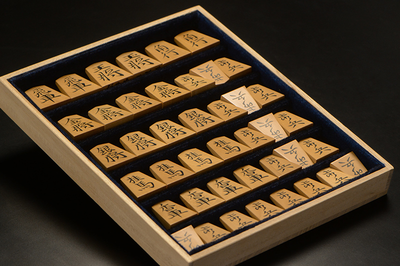 彫埋将棋駒 本黄楊（御蔵島黄楊） 宗歩好 秀楽作 | 前川榧碁盤店