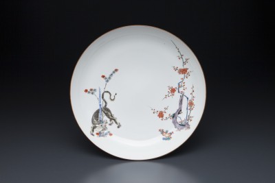 十四代柿右衛門窯絵付師鷹巣作錦色絵川蝉楓文白磁七宝彫三ツ足大香炉