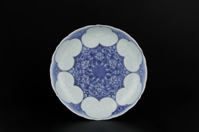 初期鍋島陽刻染付唐花文七寸皿 | 商品詳細 東洋古陶磁の前坂晴天堂