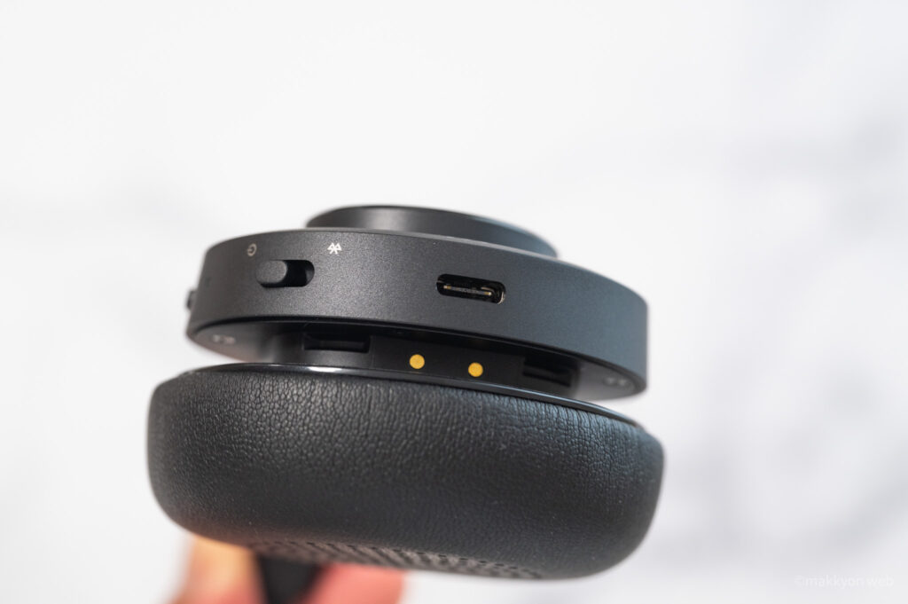 片耳タイプのワイヤレスヘッドセットで、USBアダプタ＆充電スタンド