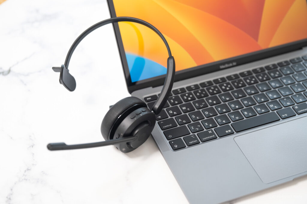 片耳タイプのワイヤレスヘッドセットで、USBアダプタ＆充電スタンド