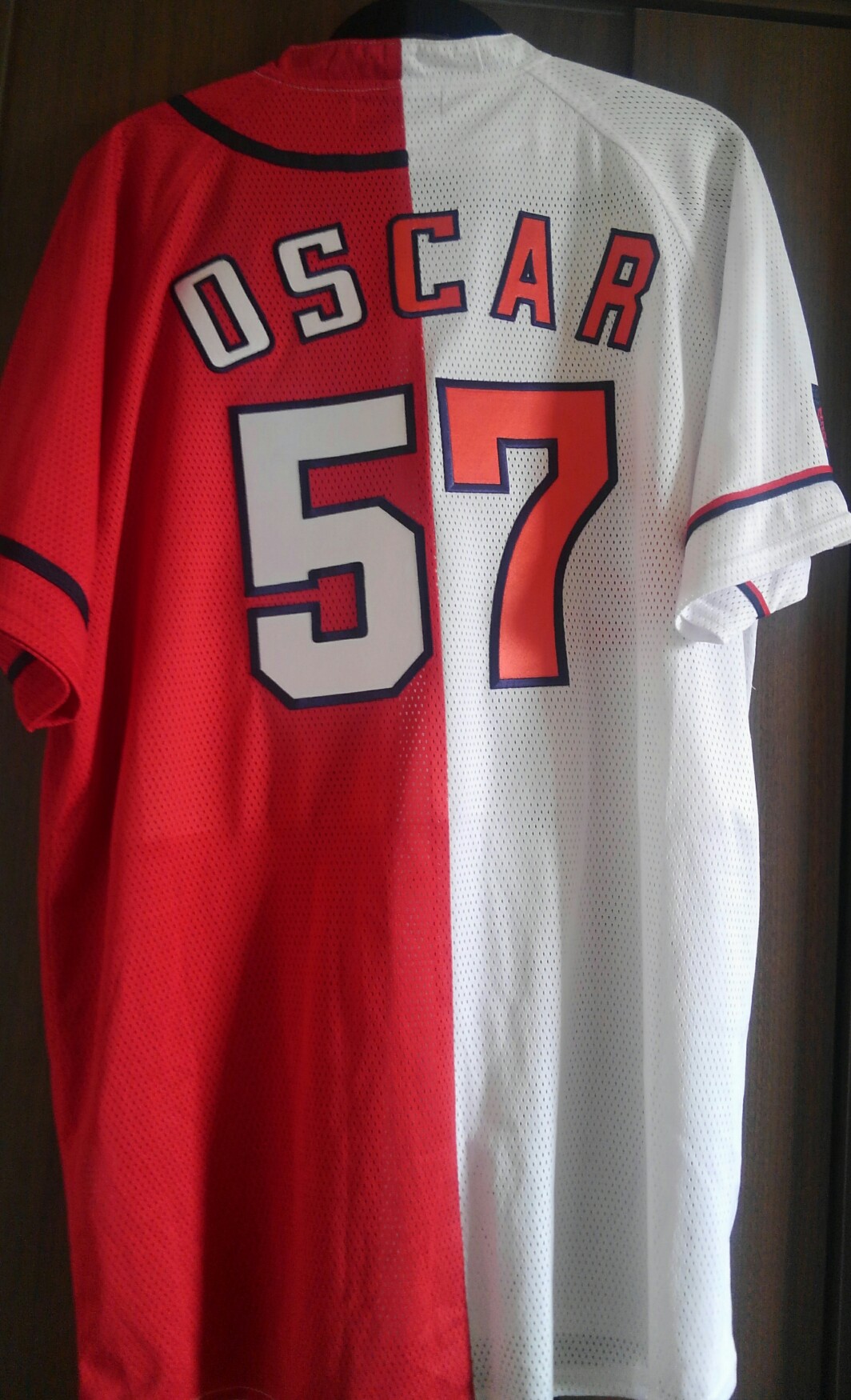 広島カープファンクラブユニフォームにオスカル投手の背番号・背ネーム