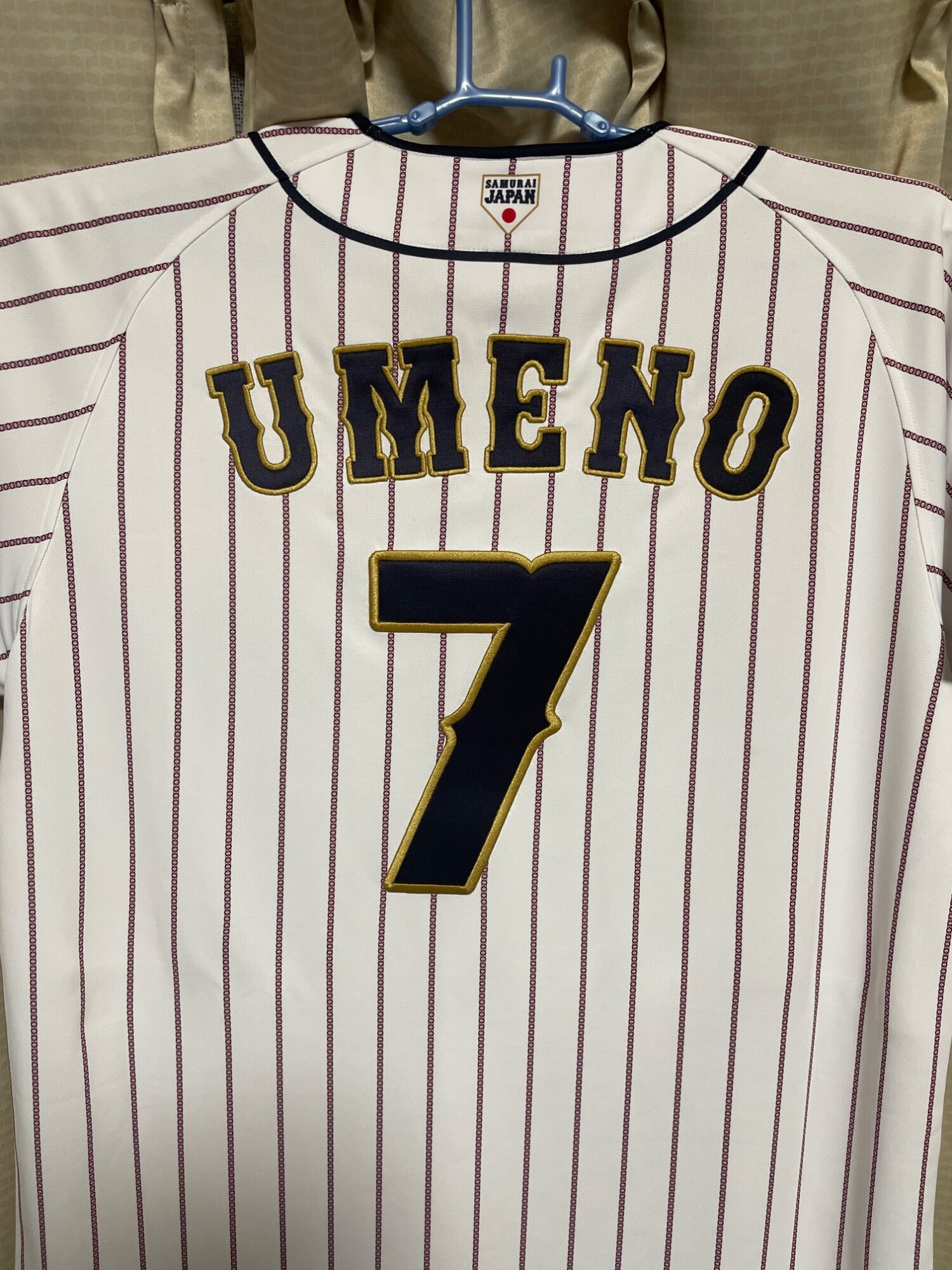 無地侍ジャパンユニフォームへの背番号刺繍「梅野 隆太郎選手