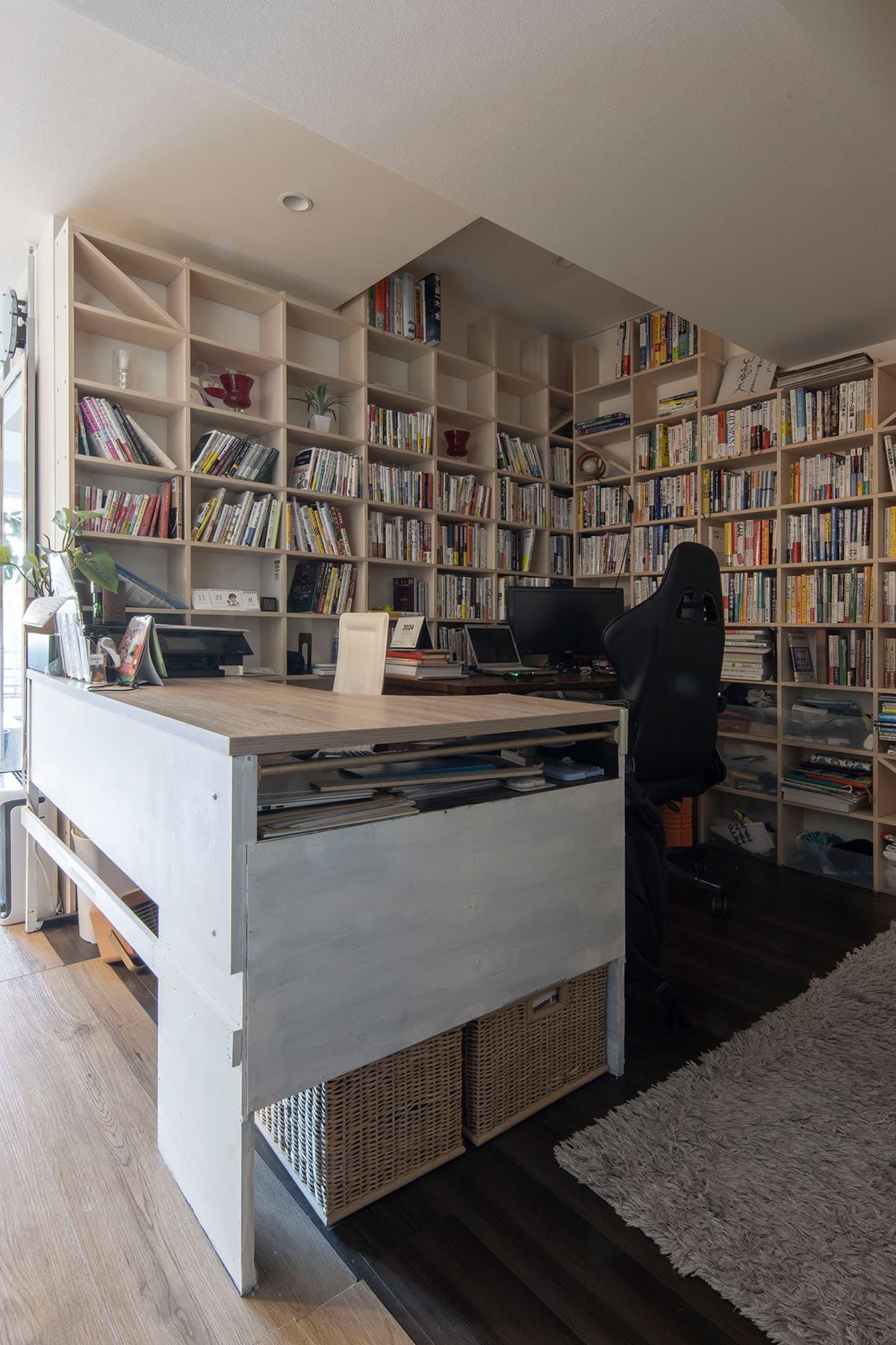 間仕切りのないオープンな書斎 – Shelf 壁一面のA5判本棚 奥行180mm