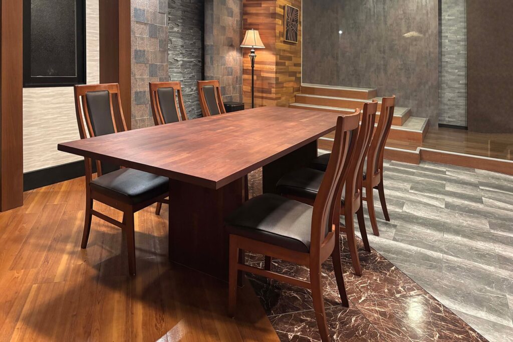 無垢材のダイニングテーブルの後悔しない選び方 1枚板か集成材か